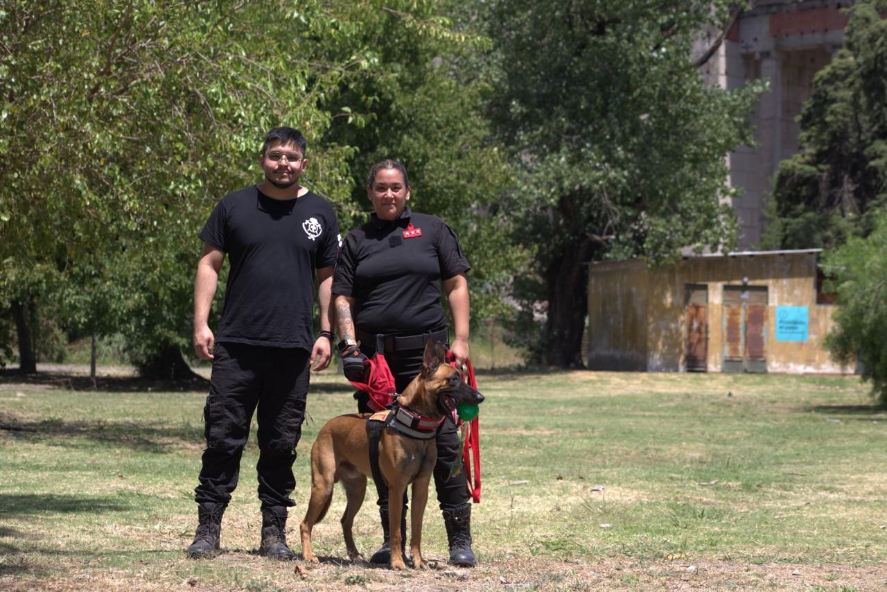 Ejercicio de obediencia de la Unidad K9 de Bomberos Vuelta de Rocha